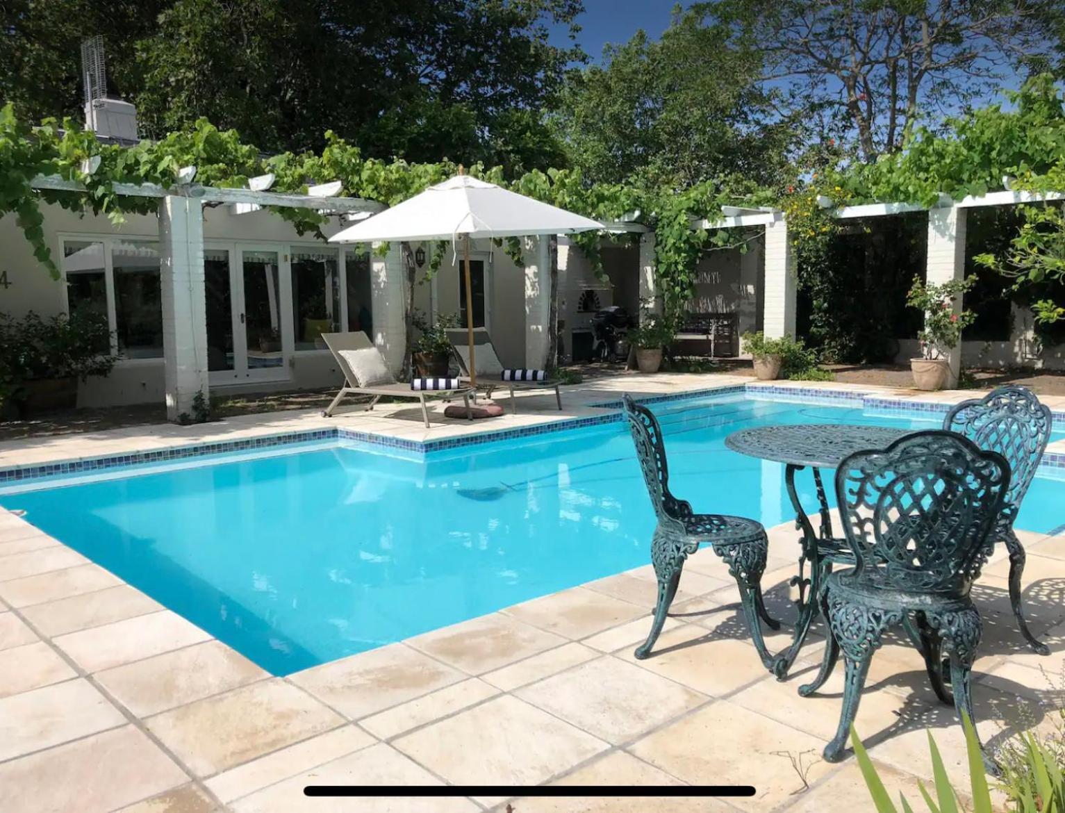 Guest Suite - Leafy Constantia Guest House Cape Town Bagian luar foto