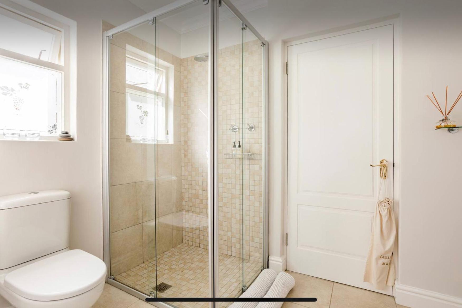 Guest Suite - Leafy Constantia Guest House Cape Town Bagian luar foto