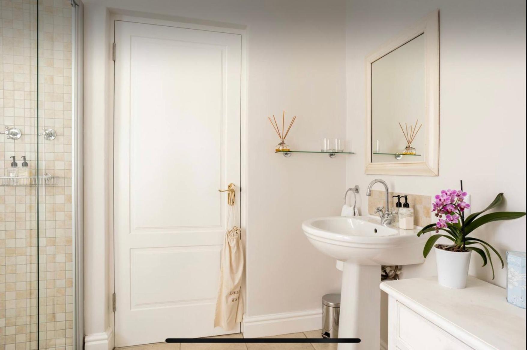 Guest Suite - Leafy Constantia Guest House Cape Town Bagian luar foto